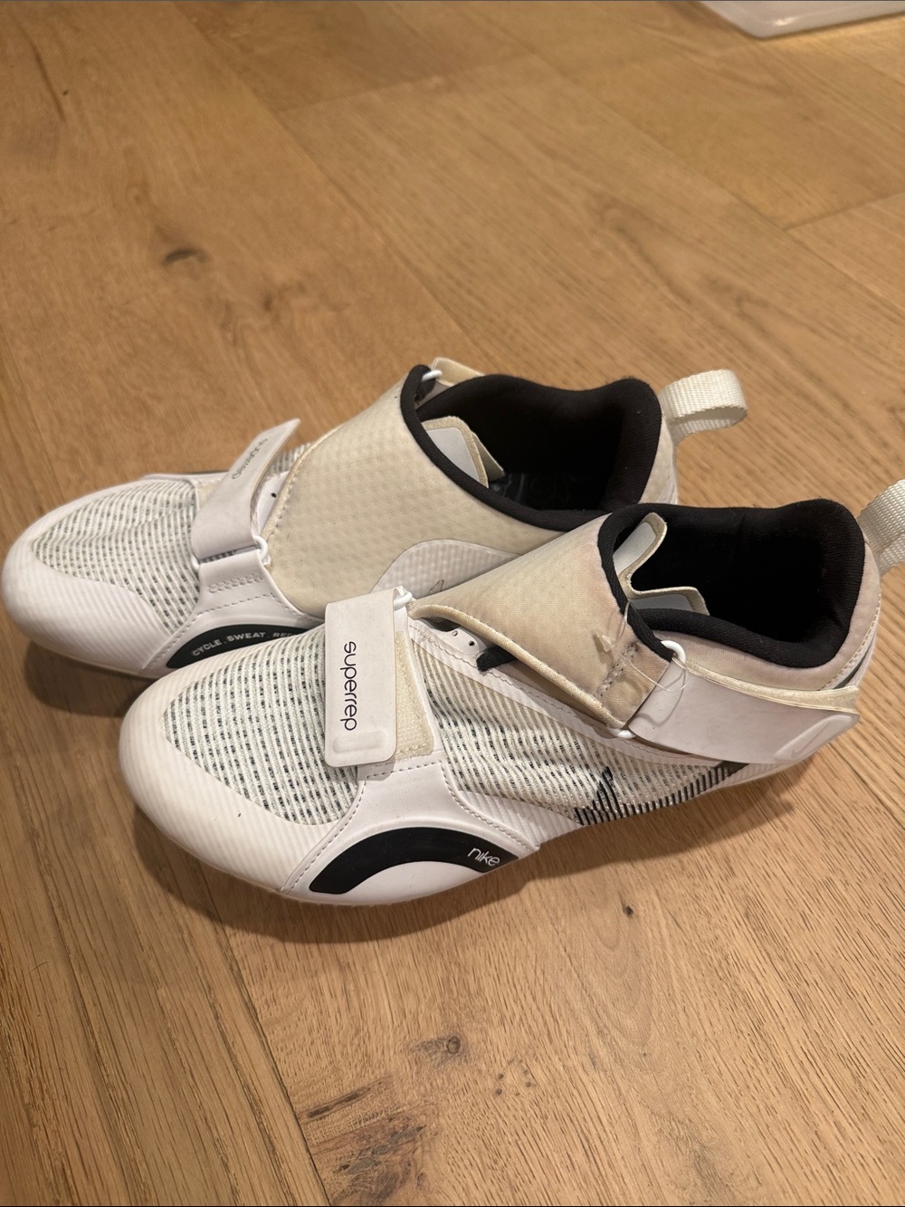 Nike' White and Black Spin Shoes